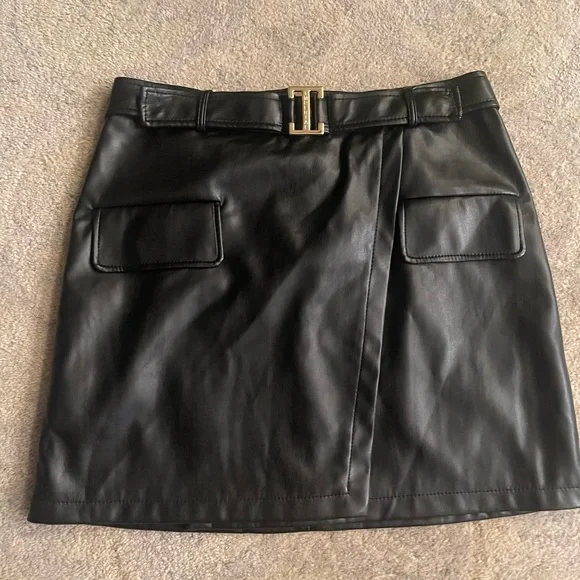 Black mini skirt fake leather. New no tag. Medium. With gold zipper and belt - Picture 1 of 5
